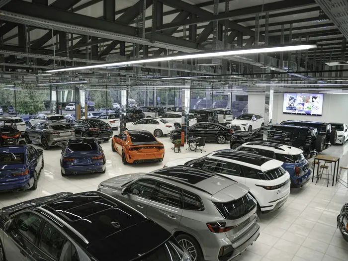 Kapalı bir galeride yan yana dizilmiş araçlar
